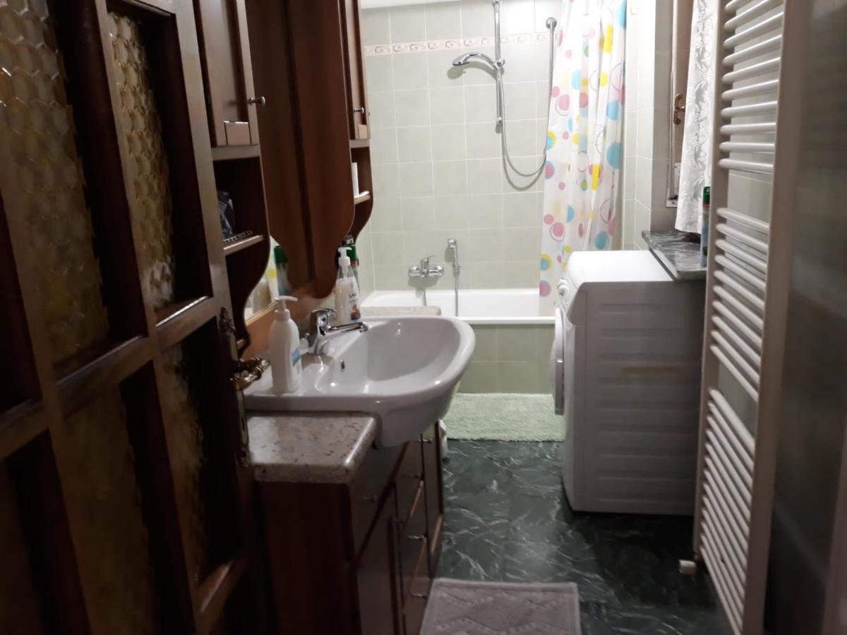 Appartamento Con Parcheggio Pubblico Sotto Casa Saint-Vincent Exterior foto